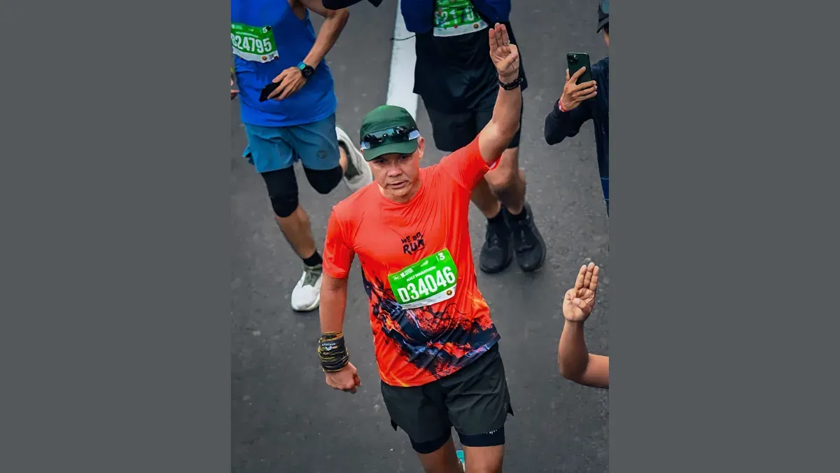 Ganjar Pranowo vokal suarakan kebakaran hutan dan lahan saat mengikuti acara Jakarta Running Fest 2026. (Sumber: Dok. Threads/@ganjar_pranowo)