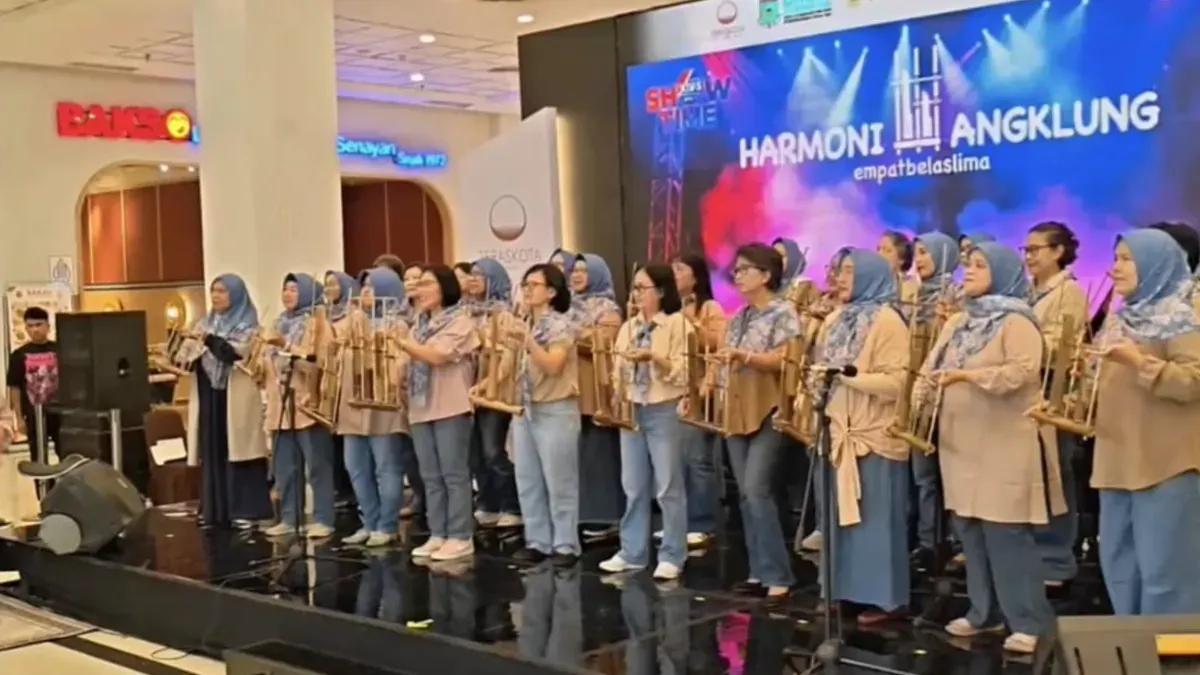 Aksi panggung tim angklung Harmoni XIV.5 di Mal Teras Kota BSD City, Tangerang Selatan, Sabtu, 24 Oktober 2026. (Sumber: Istimewa)