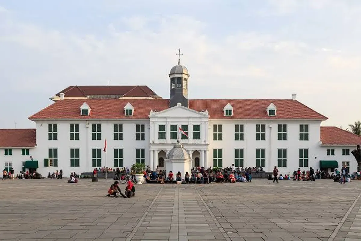 Kawasan Kota Tua Jakarta menawarkan bangunan bersejarah dan ruang publik yang bisa dinikmati wisatawan untuk mengisi liburan hemat bersama keluarga. (Sumber: Wilkipedia)