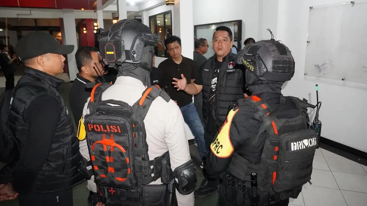 Polisi menangkap tujuh orang terduga terkait penyalahgunaan narkotika saat penggerebekan di Kompleks Permata atau Kampung Ambon, Cengkareng, Jakarta Barat, Minggu, 25 Oktober 2026. (Sumber: Dok. Istimewa)