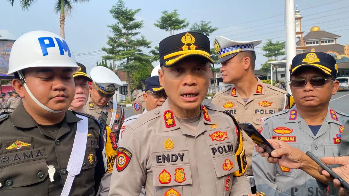 Kapolres Cimahi, AKBP Endy Desianto memberikan pernyataan kepada wartawan di Mako Polres Cimahi, Jalan Amir Machmud, Kota Cimahi, Jawa Barat, Senin, 26 Oktober 2026. (Sumber: Poskota/Gatot Poedji Utomo)