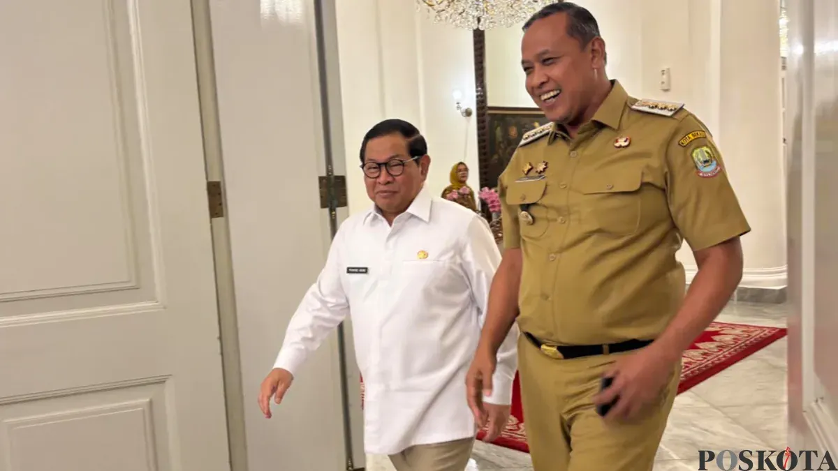 Gubernur DKI Jakarta, Pramono Anung (kiri) dan Wali Kota Bekasi, Tri Ardhianto (kanan) melakukan penandatanganan kerja sama penanganan sampah bantar gerbang, Senin 26 Oktober 2026. (Sumber: Poskota/Syifa)