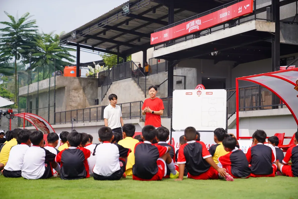 Shin Tae-yong bersama Ismed Sofyan dan Atep Rizal melatih 40 talenta muda terpilih dalam program LOTTE Bintang Muda Generasi Masa Depan 2026. (Sumber: Istimewa)