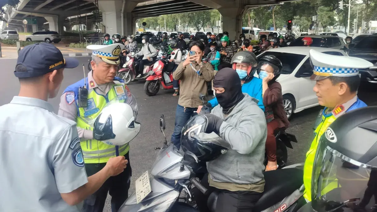 Operasi patuh di Jakarta Selatan oleh Sat Lantas, Jasa Raharja, Dishub, dan Satpol PP (Dok. X/TMCPoldaMetro)