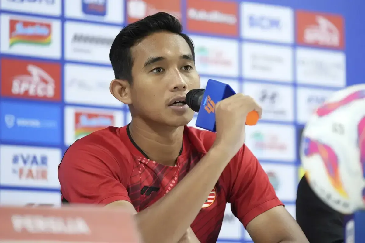 Kapten Persija Jakarta Rizky Ridho menyoroti kondisi rumput Jakarta International Stadium setelah Macan Kemayoran menang 2-1 atas Persik Kediri pada pekan ketujuh Super League 2026/2027. (Sumber: Persija.id)