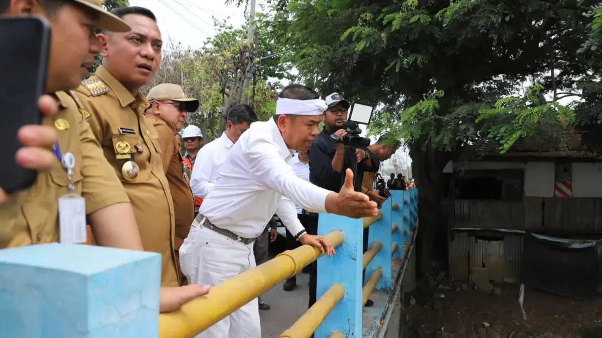 Bupati Bekasi Asep Surya Atmaja mendampingi Gubernur Jabar Dedy Mulyadi meninjau normalisasi Kali Cikarang Bekasi Laut di Desa Srimahi, Kecamatan Tambun Utara, Senin, 26 Oktober 2026. (Sumber: Dok. Pemkab Bekasi)