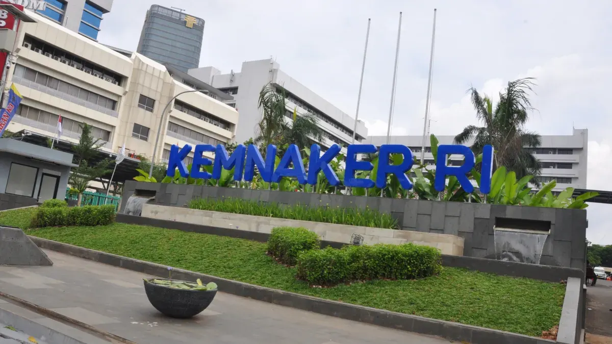 Kemnaker beri imbauan kepada masyarakat untuk mengecek informasi BSU 2026 hanya dari laman dan media sosial resmi. (Sumber: Dok. kemnaker.go.id/Kementerian Ketenagakerjaan Republik Indonesia)