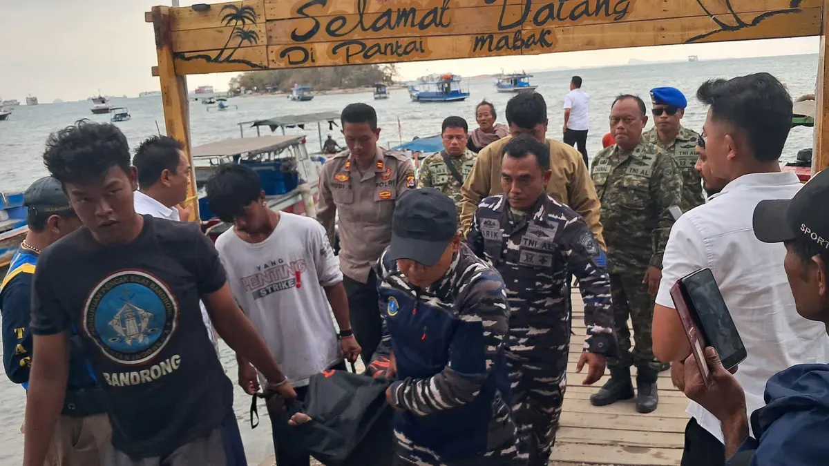 Petugas mengevakuasi jasad dua nelayan setelah perahu yang ditumpangi tenggelam dihantam gelombang di perairan Pulau Tempurung, Merak, Kota Cilegon, Banten, Senin, 26 Oktober 2026. (Sumber: Dok. Istimewa)