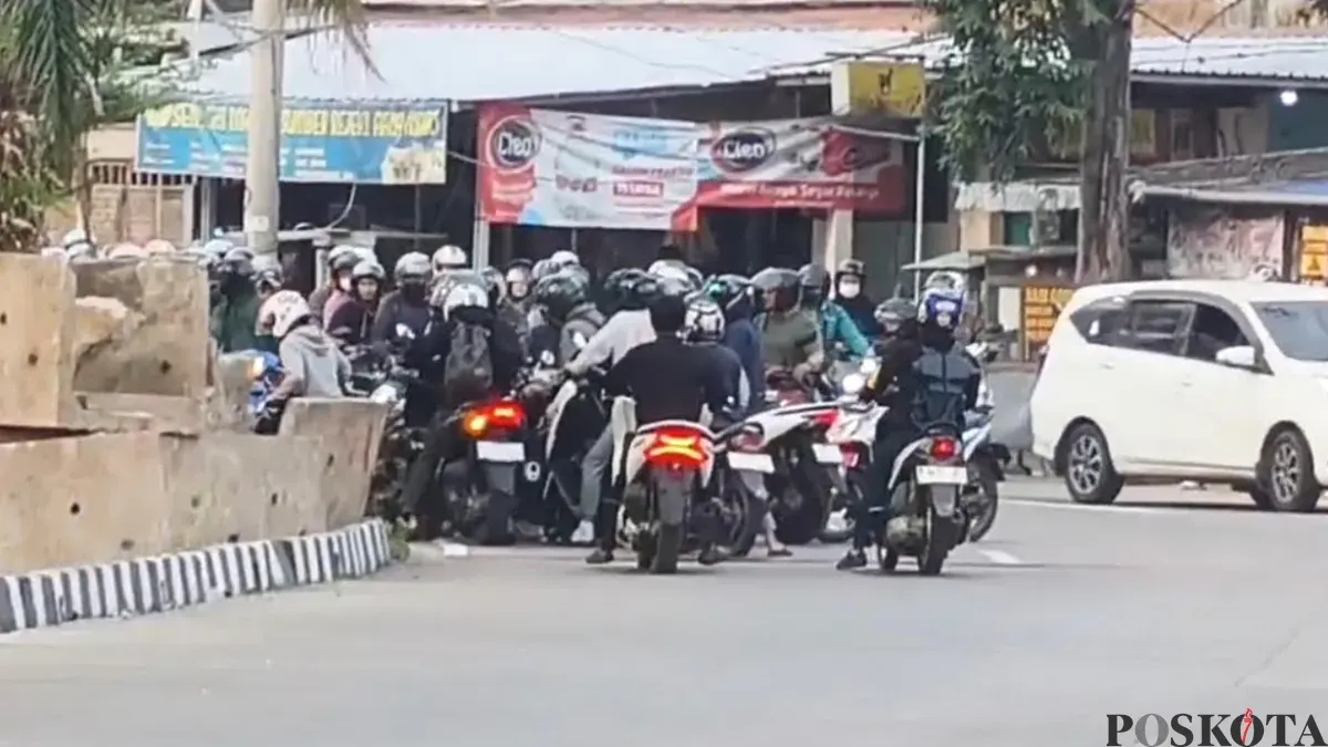 Puluhan pengendara motor nekat sebrangi trotoar untuo hindari petugas. (Sumber: Poskota/Veronica)
