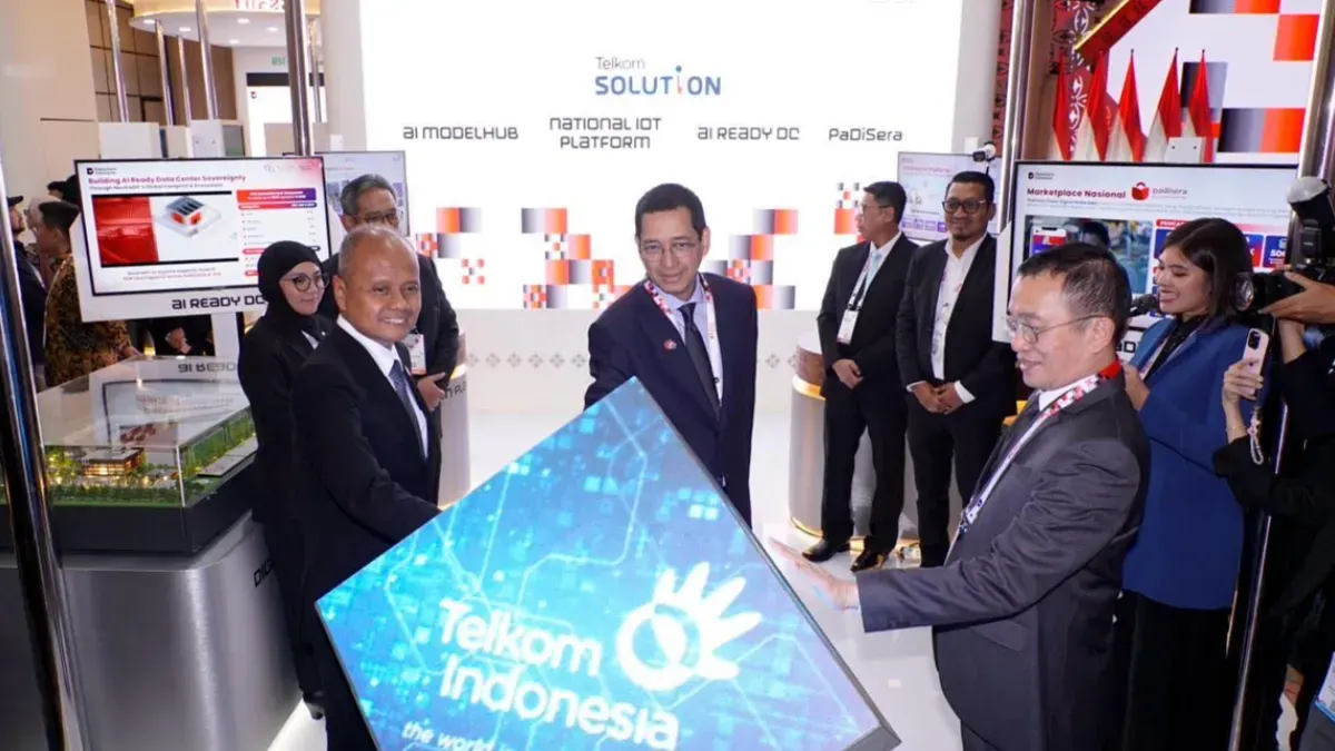 CTO Danantara Sigit Puji Santosa (kiri), Managing Director Strategic Technology Initiatives Danantara Irwan Rey (kanan), dan Direktur IT Digital Telkom Kharim I. G. Siregar (tengah). (Sumber: Telkom)