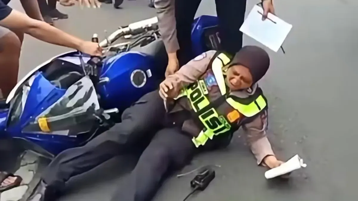 Pelajar tabrak polwan saat Operasi Patuh Semeru (Dok. Instagram/jawaheadline)