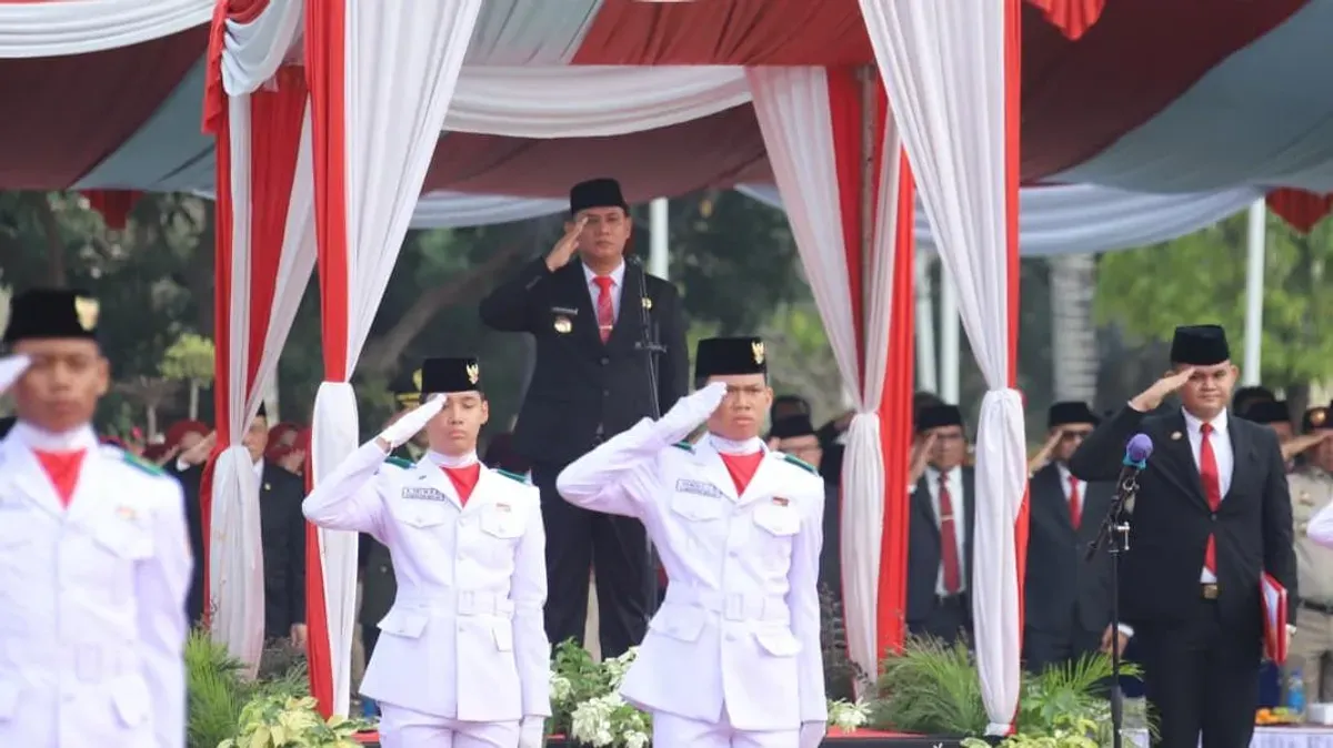 Bupati Bekasi, Asep Surya Atmaja saat memimpin upacara peringatan Hari Sumpah Pemuda ke-98 di Plaza Pemkab Bekasi, Cikarang Pusat, Rabu, 28 Oktober 2026. (Sumber: Dok. Istimewa)