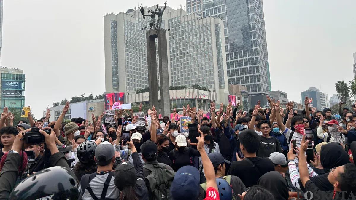 Ribuan demonstran berada di Bundaran HI, Jakarta Pusat, untuk menyuarakan aspirasi pemerintahan Prabowo-Gibran, Rabu, 28 Oktober 2026. (Sumber: Poskota/Syifa Putri)