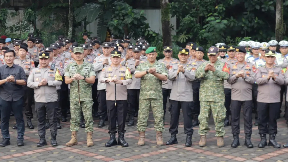 Kapolres Metro Depok Kombes Christian Rony Putra bersama Dandim 0508/Depok Kolonel Inf Ginanjar bersama anggota mengamankan aksi unjuk rasa. (Sumber: Polres Metro Depok)
