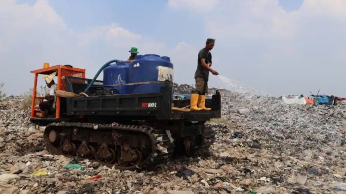 Petugas DLH melakukan penyiraman landfill di Kawasan TPA Rawa Kucing, Kecamatan Neglasari, Kota Tangerang, Provinsi Banten. Kamis (2/7/26). (Sumber: Kominfo Kota Tangerang)