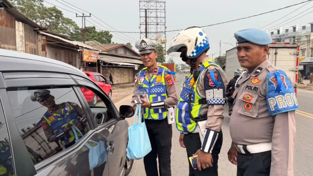 Anggota Satlantas Polresta Tangerang saat memberikan imbauan kepada pengguna jalan. (Sumber: Istimewa)