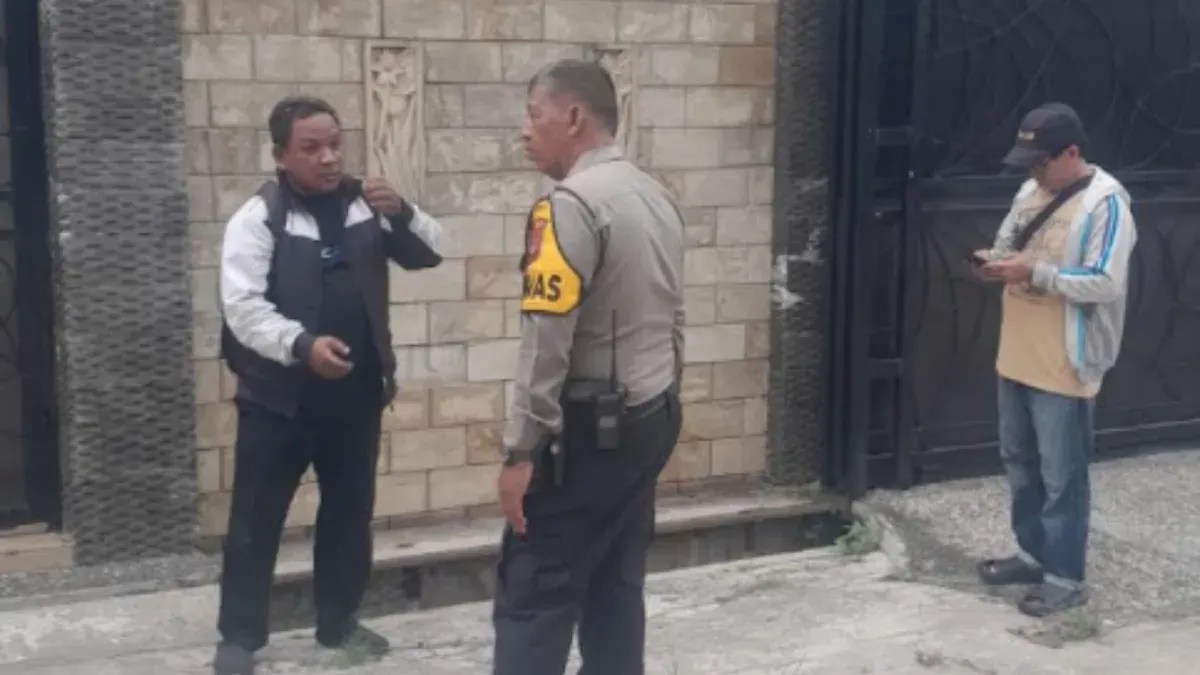 Polisi melakukan cek TKP dan meminta keterangan saksi. (Sumber: Polsek Sukmajaya)