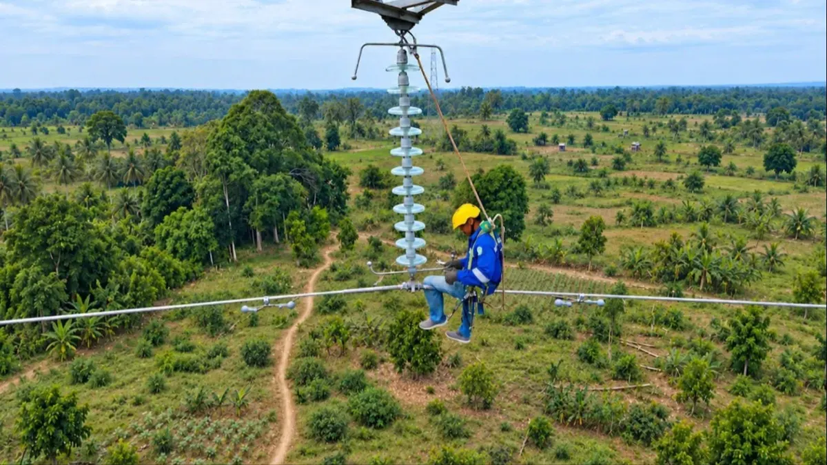 Petugas PLN saat melakukan pemeliharaan kelistrikan pada SUTT 150 kV Sarolangun-Muara Rupit untuk meningkatkan keandalan pasokan listrik bagi masyarakat. (Sumber: Dok. PLN)
