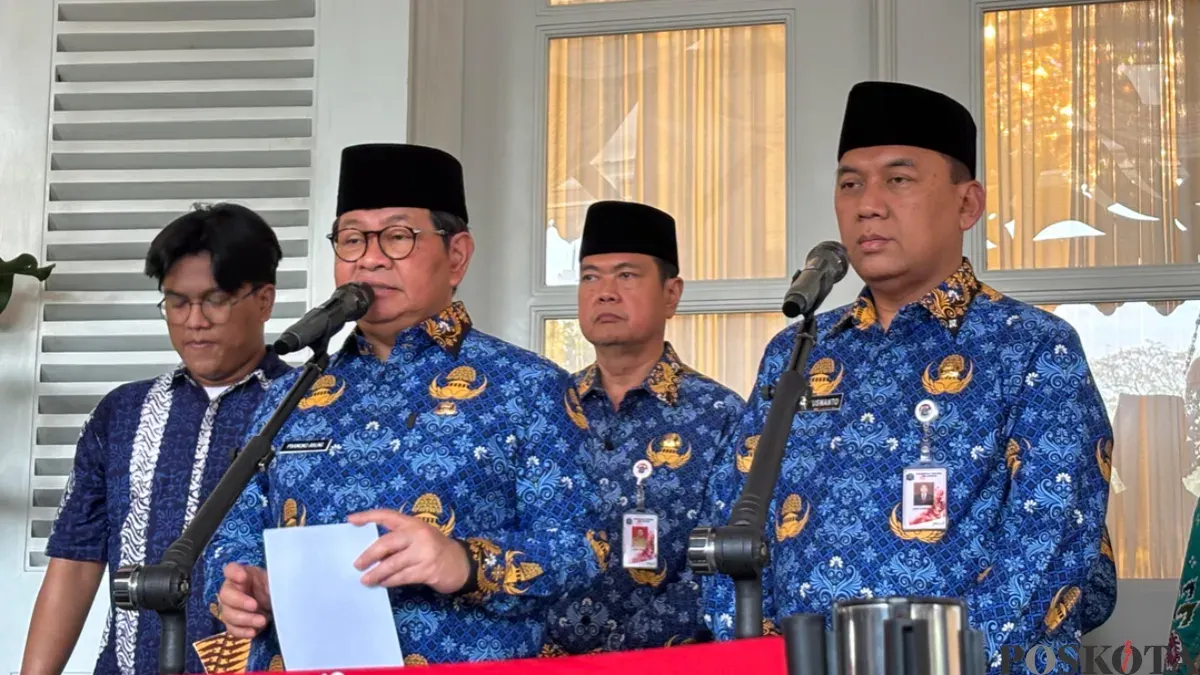 Gubernur DKI, Pramono Anung (kiri) usai melaksanakan upacara memperingati Hari Sumpah Pemuda, Rabu 28 Oktober 2026. (Sumber: Poskota/Syifa)