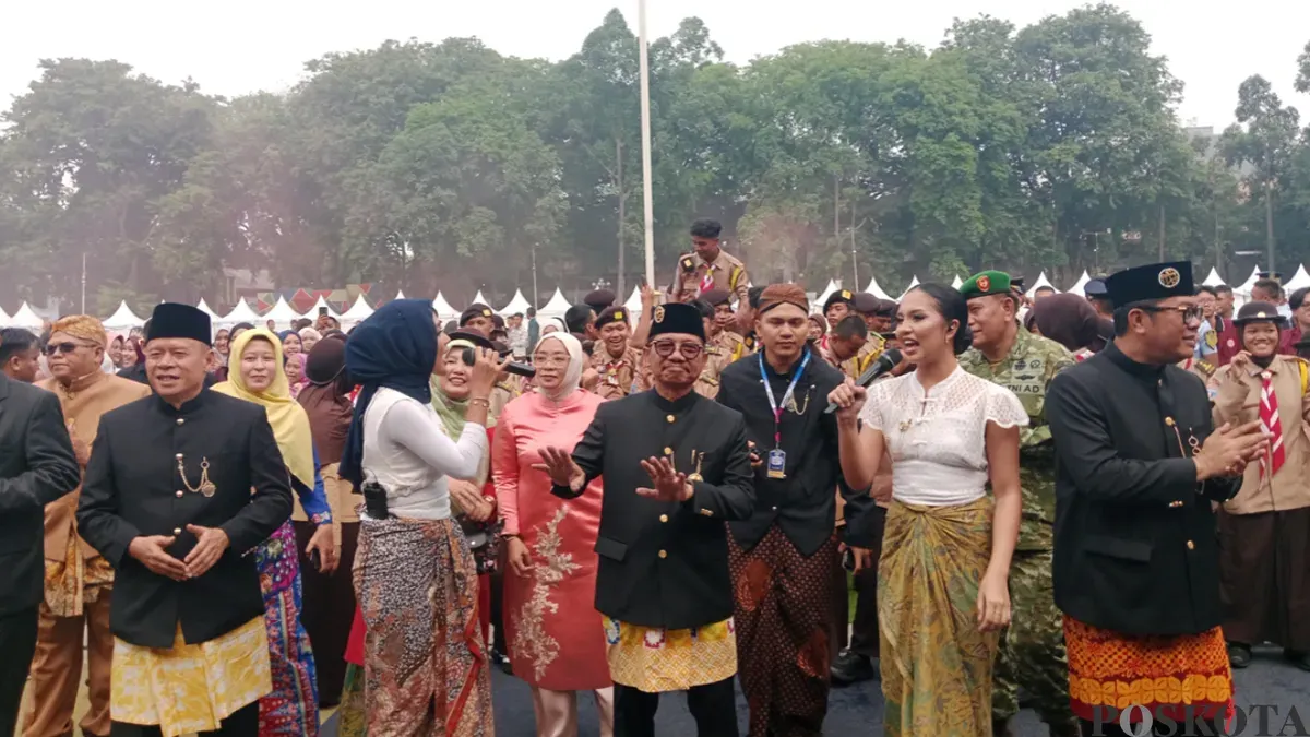Wali Kota Tangerang, Sachrudin bersama sejumlah tamu undangan dan peserta menari bersama usai pelaksanaan Apel 2.000 Pemuda dalam rangka memperingati Hari Sumpah Pemuda di Alun-Alun Tangerang, Rabu (28/10/2026). (Sumber: Poskota/ Rizki Gojali)