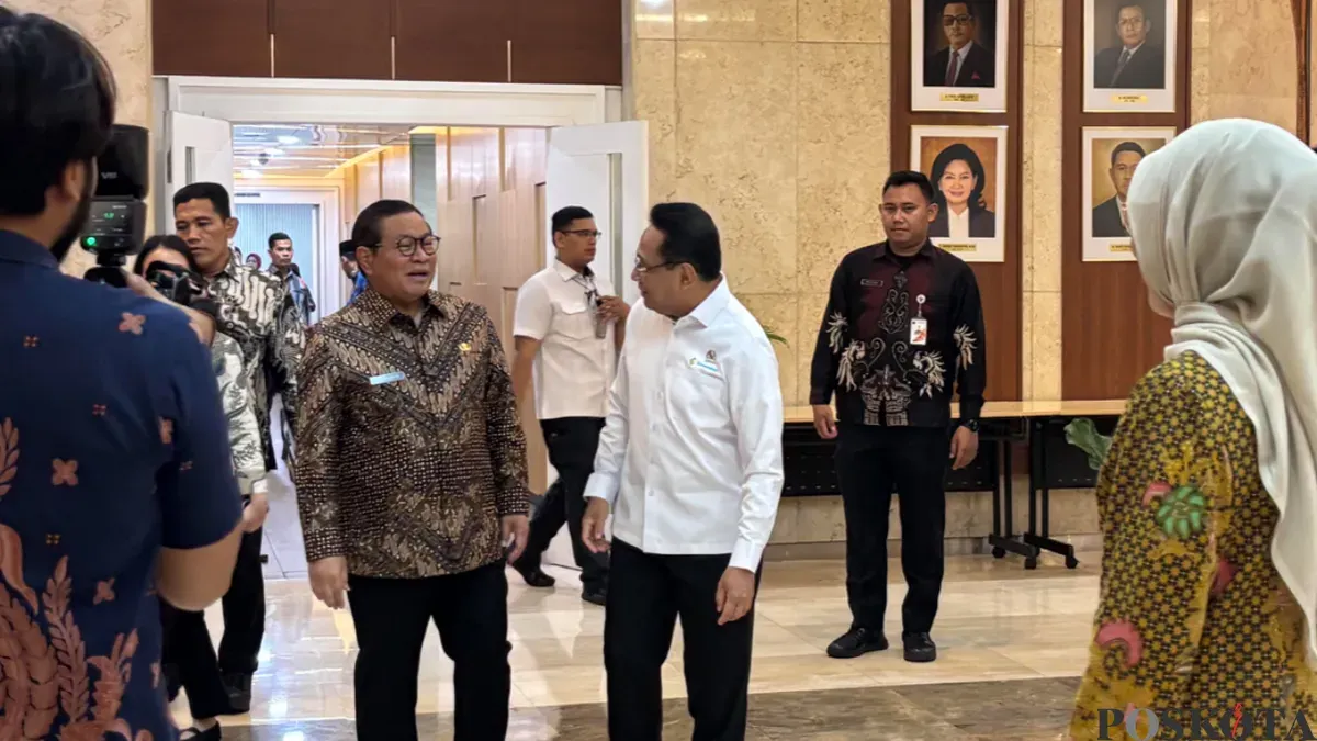 Potret Gubernur DKI Jakarta, Pramono Anung (kiri) bersama Wakil Menteri Kesehatan, dr. Benyamin Paulus Octavianus (kanan) di Balai Kota DKI Jakarta. (Sumber: Poskota/ Syifa)