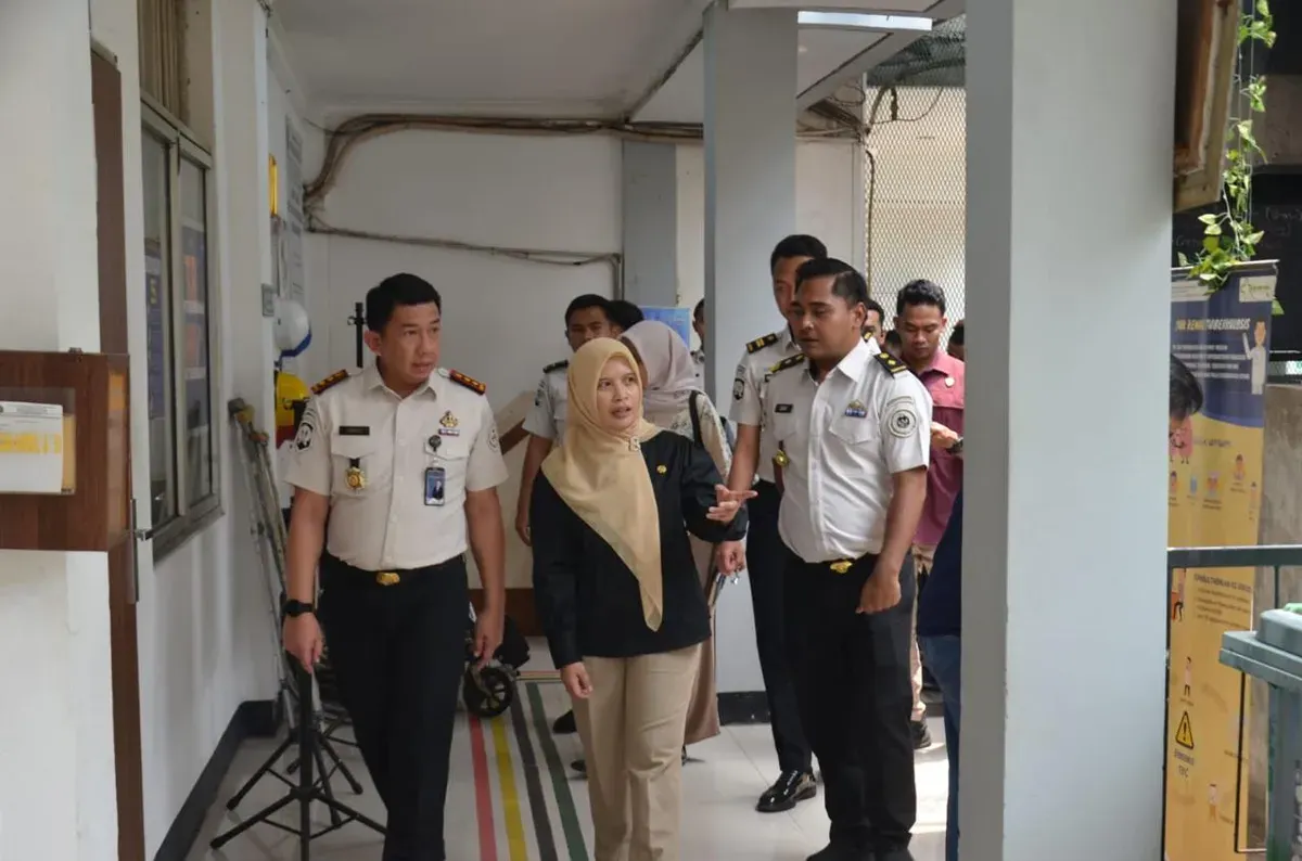Kepala Lapas Kelas IIA Salemba, Amico Balalembang, menerima kunjungan Tim Ombudsman RI untuk meninjau pelayanan publik dan mendorong peningkatan kualitas layanan bagi masyarakat serta warga binaan. (Sumber: Istimewa)