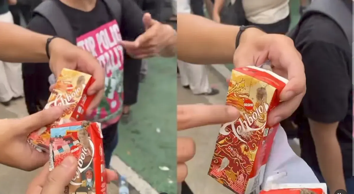 Minuman teh kemasan yang dibagikan saat demo di Jakarta, Rabu, 28 Oktober 2026, berbusa dan diduga beraroma sabun. (Sumber: X/@danskuss)