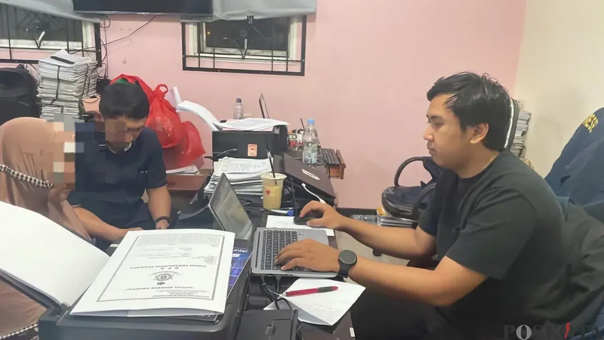 Penyidik PPA Satreskrim Polres Metro Depok memeriksa pelaku nenek yang membakar cucunya hingga alami luka bakar kritis. (Sumber: Poskota/Angga)