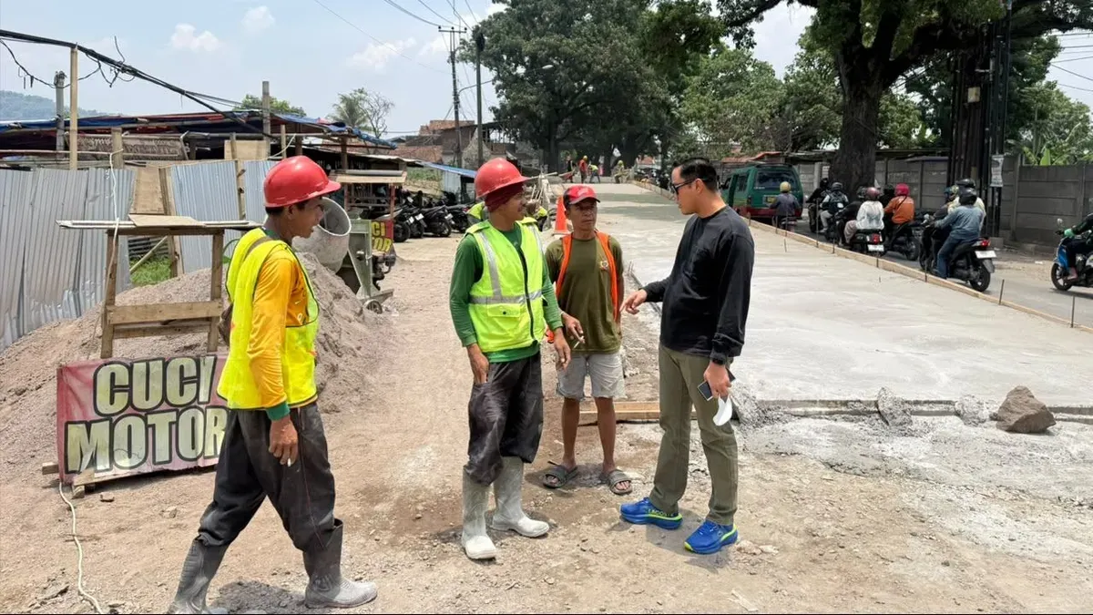 Anggota DPRD Jabar, Abdul Karim meninjau progres pembangunan pergantian Jembatan Munjul II di Jalan Laswi, wilayah Kecamatan Baleendah atau Ciparay, Kabupaten Bandung, Rabu, 7 Oktober 2026. (Sumber: Dok. Istimewa)