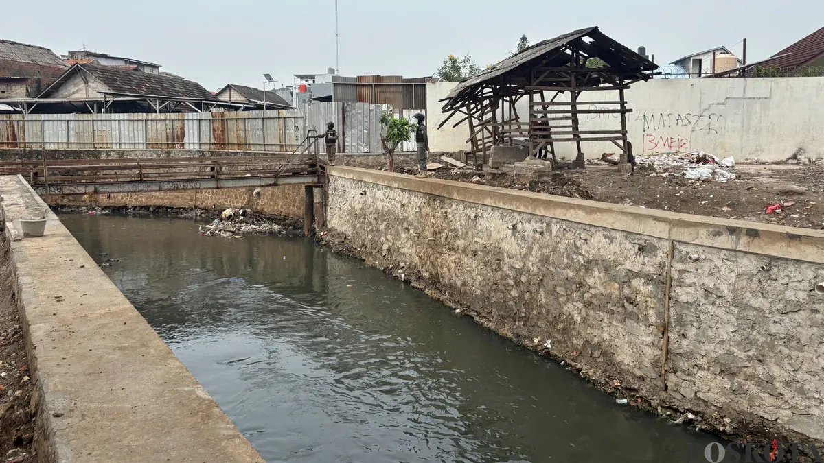 Kali Mampang, Segmen Poncol, Jakarta Selatan, dinormalisasi. (Sumber: Poskota/Syifa Putri)