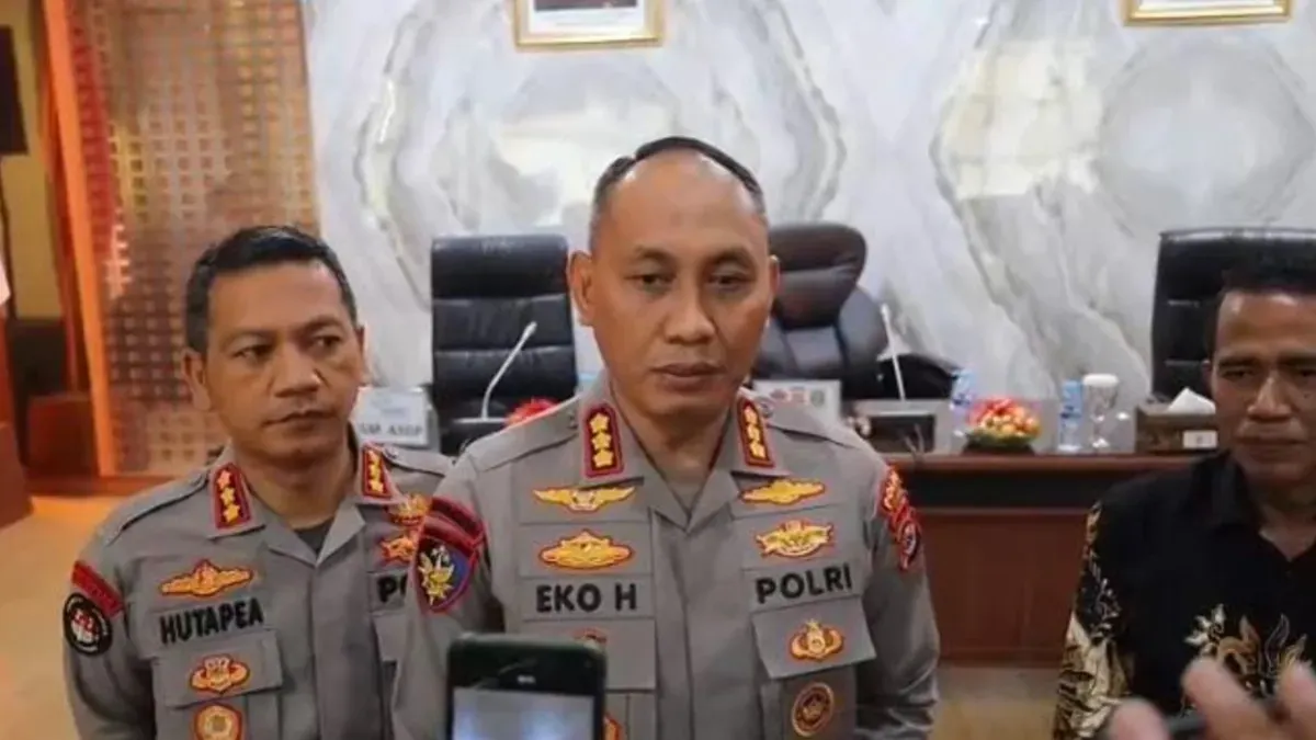 Dirpolairud Polda Banten Kombes Pol Eko Hartanto didampingi Kabidhumas Kombes Pol Maruli Ahiles Hutapea memberikan keterangan perkembangan kasus terbakarnya KM Batu Mandi. (Sumber: Polda Banten)