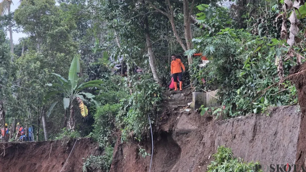 Petugas BPBD Bandung Barat melakukan asesment di lokasi longsor, Kecamatan Cisarua, Kamis 29 Oktober 2026. (Sumber: Poskota/Gatot Poedji Utomo)
