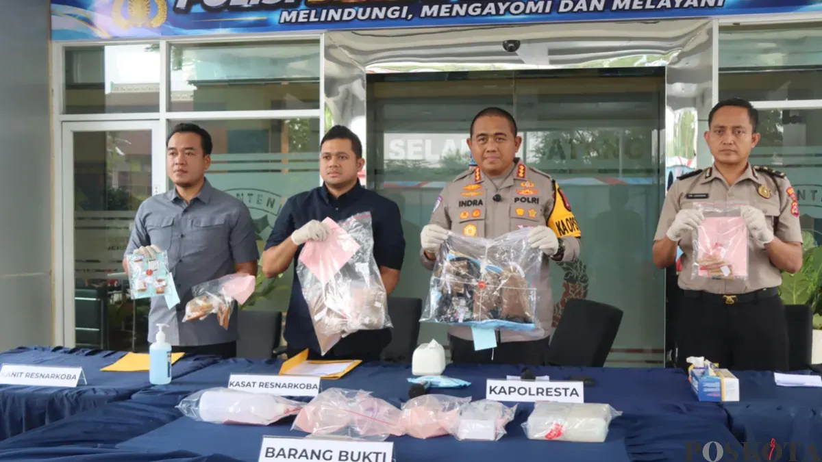 Konferensi pers ungkap kasus penggerebekan tiga lokasi narkotika tembakau sintetis di Tangerang. (Sumber: Poskota/Veronica)