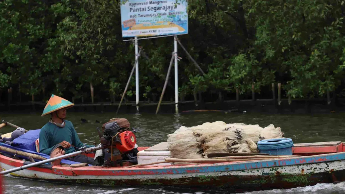 Nelayan bersiap menangkap ikan di perairan pesisir utara Kabupaten Bekasi. (Sumber: bekasikab.go.id)