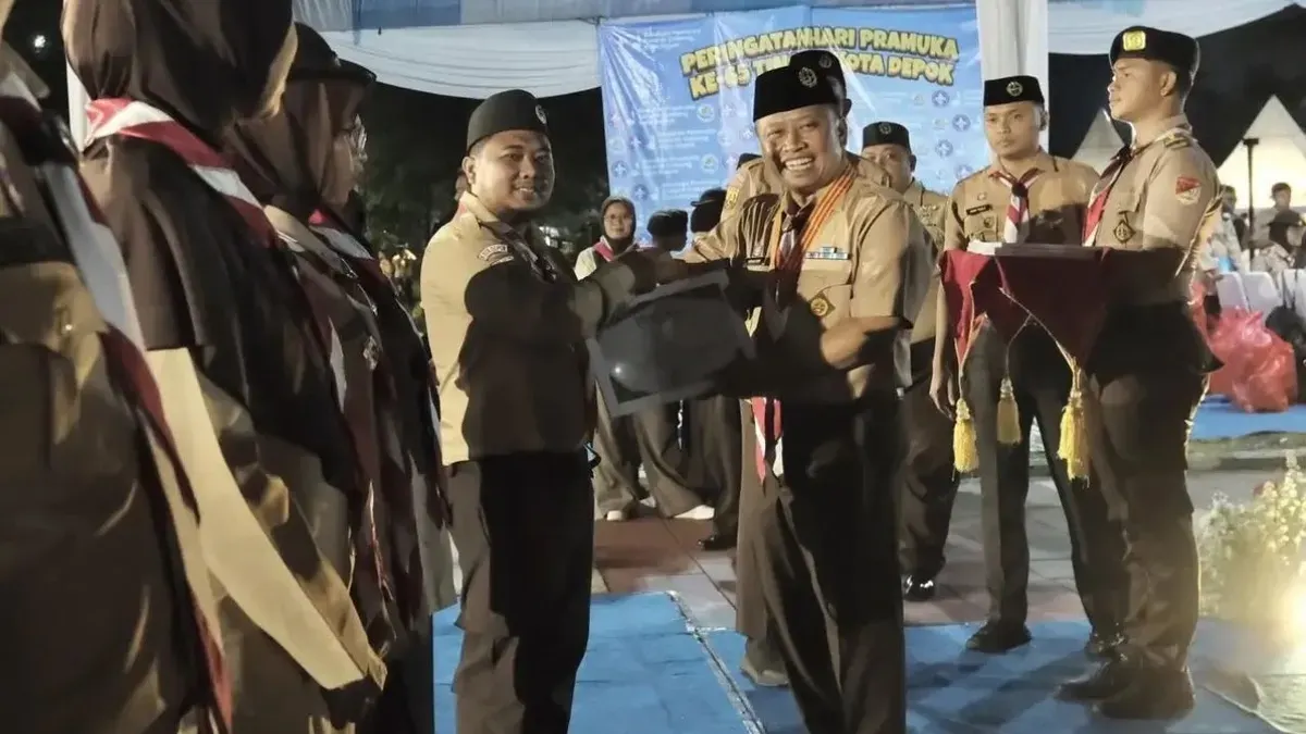 Wali Kota Depok, Supian Suri menyerahkan piagam penghargaan kepada siswa peraih juara 1 Lomba Getol Pramuka Kota Depok 2026, Rabu, 28 Oktober 2026. (Sumber: Dok. Istimewa)