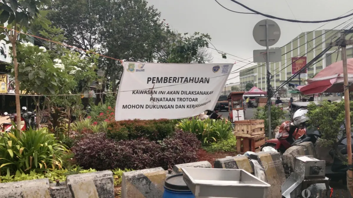Spanduk pemberitahuan penataan trotoar di kawasan Jalan Kiasnawi Stasiun Tangerang, Kota Tangerang, Kamis, 29 Oktober 2026. (Sumber: Poskota/Rizki Gojali)