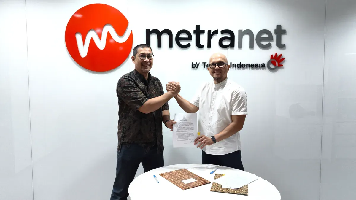 Direktur Bisnis Metranet Faisal Yusuf (kiri) dan Direktur Utama Jayantara Rakhmat Farunuddin (kanan) menandatangani MoU di Jakarta beberapa waktu lalu. (Sumber: Dok. Telkom)