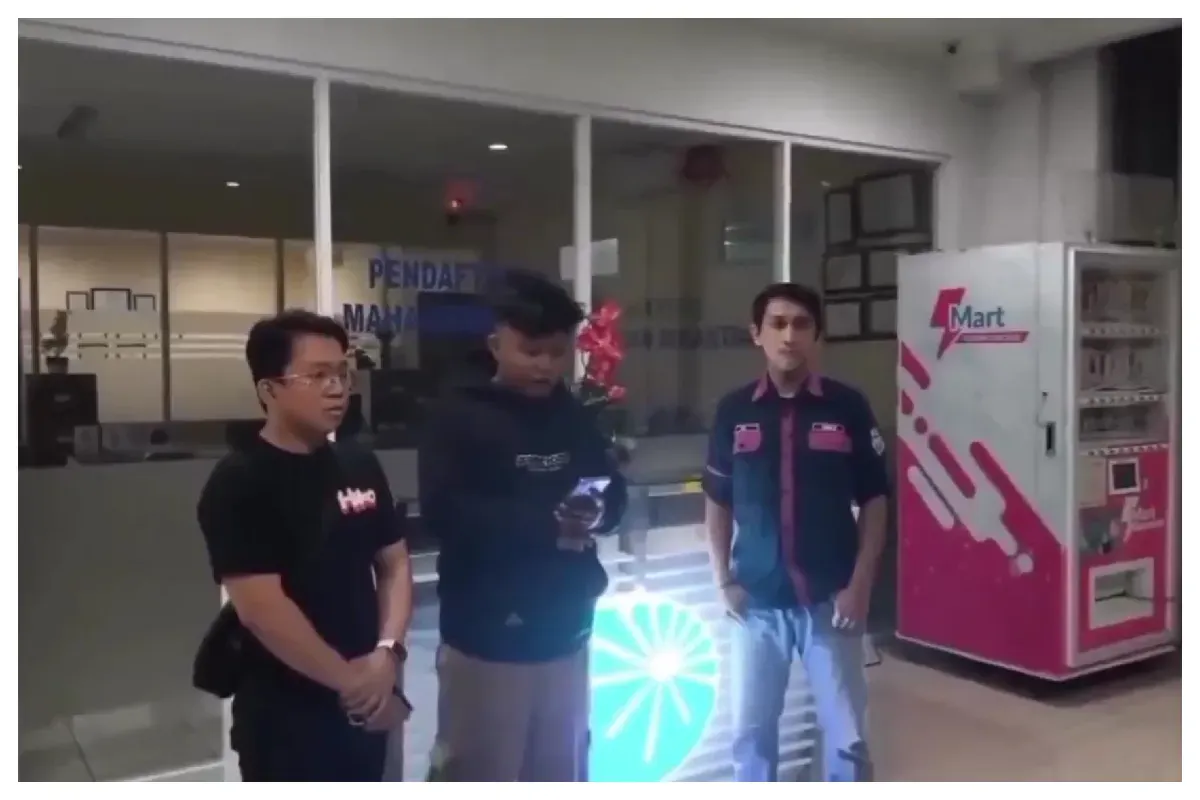 Sosok Bayu Setiadi yang viral setelah mengaku mahasiswa PSI saat mengenakan almamater Undira dalam acara deklarasi Sumpah Pemuda di Bundaran HI. (Sumber: Instagram/@bem_undira)