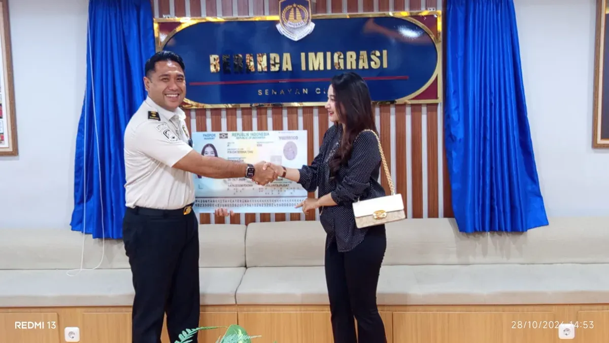 Kepala Kantor Imigrasi Kelas I Non TPI Jakarta Pusat, Bismo Surono, menjelaskan layanan paspor polikarbonat di Beranda Imigrasi Senayan City yang dapat diselesaikan dalam satu hari. (Sumber: Istimewa)