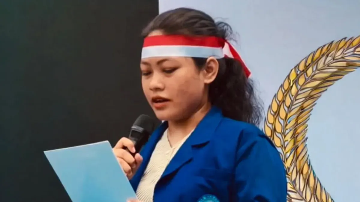 Sosok Sari Putri yang viral karena hadiri aksi Deklarasi Sumpah Pemuda di Bundaran HI 29 Oktober 2026. (Sumber: Threads)