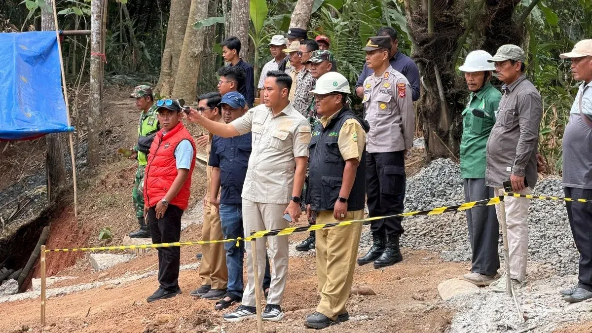 Anggota DPRD Jabar, Abdul Karim mengunjungi pembangunan jembatan gantung di Desa Cijati, Kecamatan Cijati, Kabupaten Cianjur, Minggu, 23 Agustus 2026. (Sumber: Dok. Istimewa)