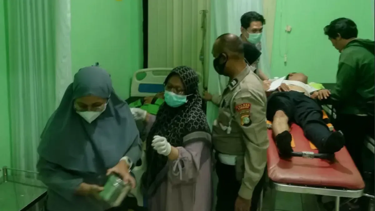 Korban luka-luka kecelakaan motor di Cinere, Depok saat menjalani perawatan di IGD Puskesmas. (Sumber: Polsek Cinere)