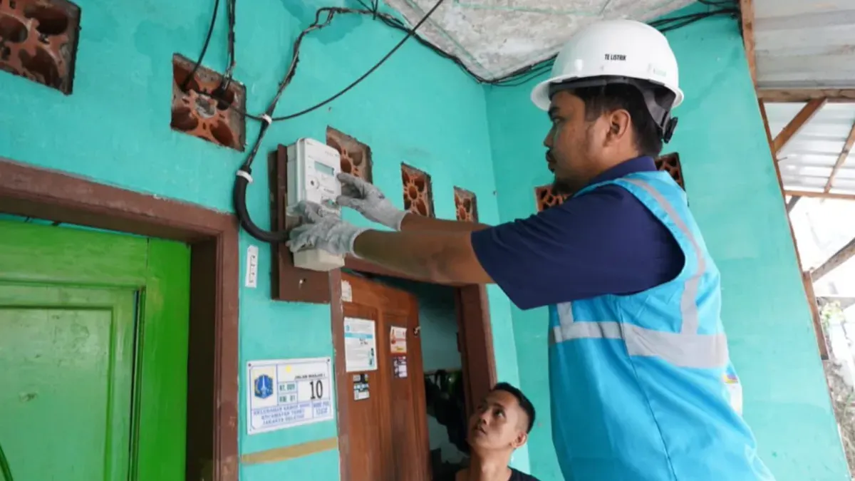 Petugas PLN sedang melakukan pemasangan kWh Meter di rumah pelanggan. (Sumber: PLN UID Jakarta Raya)
