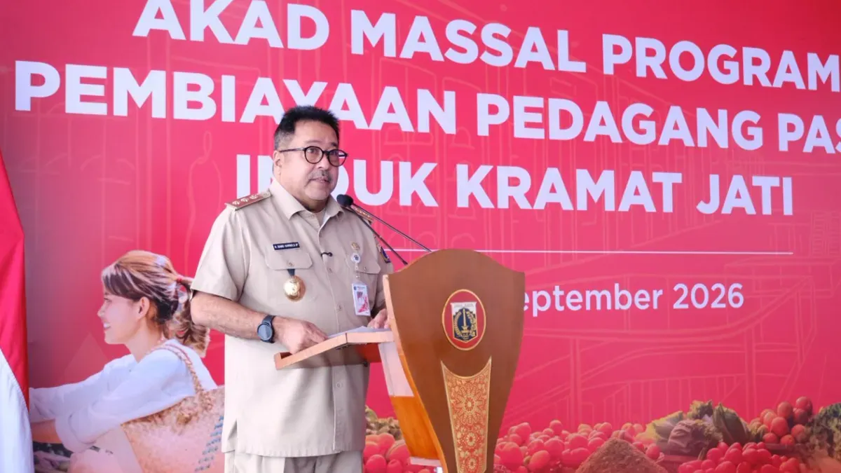Wagub DKI Jakarta, Rano Karno menyaksikan penandatanganan Akad Kredit Massal Bank Jakarta bagi 100 orang pedagang di Pasar Induk Kramat Jati, Jalan Raya Bogor, Kelurahan Rambutan, Ciracas, Jakarta Timur. (Sumber: Bank Jakarta)