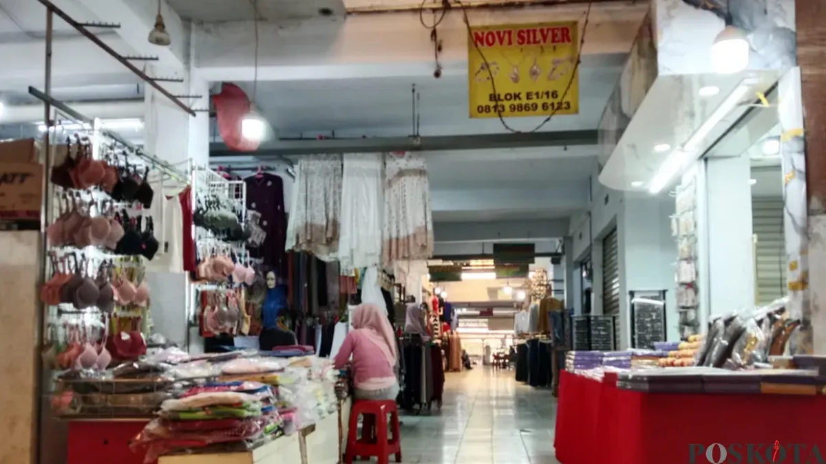Kondisi lantai dua Pasar Gudang Tigaraksa terlihat sepi pengunjung. (Sumber: Pos Kota/ Veronica)