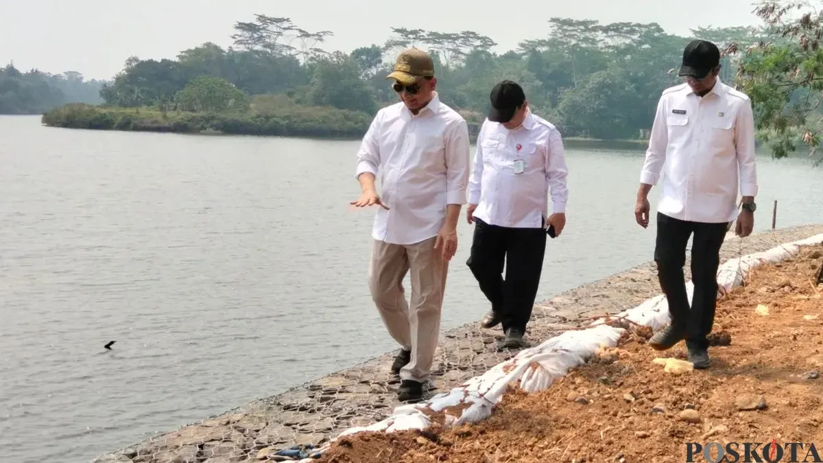 Wakil Gubernur Banten, Achmad Diyamti Natakusumah meninjau penataan Situ Cikedal, Kabupaten Pandeglang, Rabu, 2 September 2026. (Sumber: Poskota/Samsul Fatoni)
