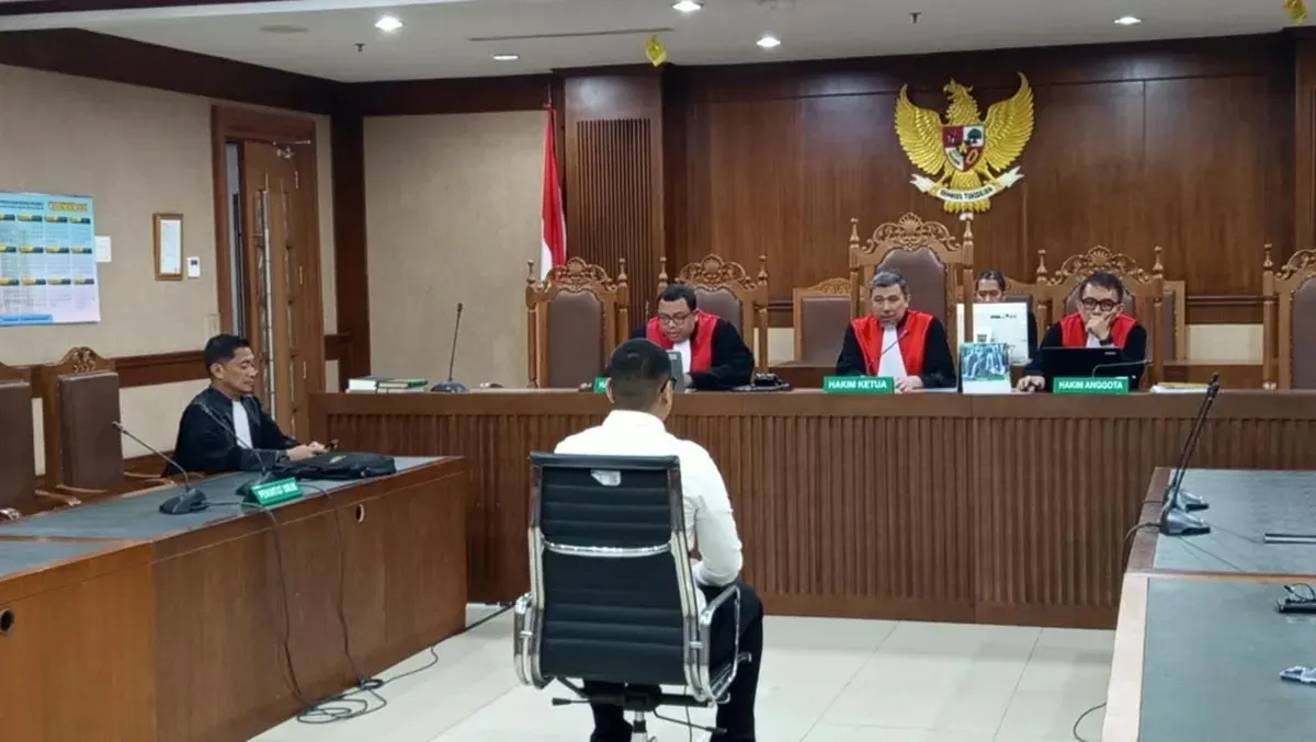 Terdakwa Bangun Paulus Tudungta mengikuti persidangan di Pengadilan Negeri Jakarta Pusat, Rabu (02/08/2026). Majelis hakim menolak eksepsi yang diajukan dan memerintahkan sidang dilanjutkan ke pokok perkara. (Sumber: Istimewa)