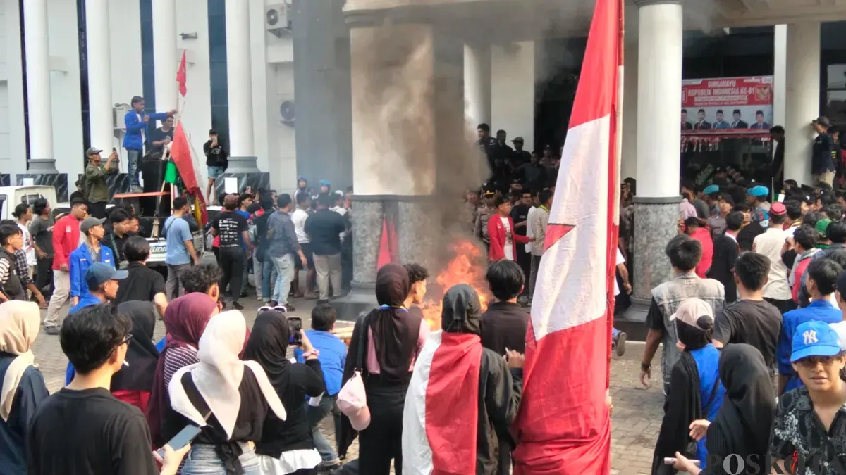 Ratusan mahasiswa saat melakukan aksi demo di depan Gedung DPRD Pandeglang. (Sumber: Poskota/Samsul Fatoni)