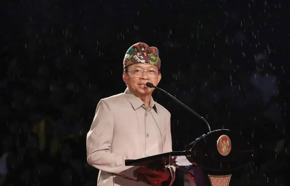 Gubernur Bali I Wayan Koster tengah menjadi sorotan usai memberikan respons singkat ketika seorang pria menyampaikan pertanyaan mengenai penyediaan lapangan pekerjaan. (Sumber: Instagram/@kostergubernurbali)