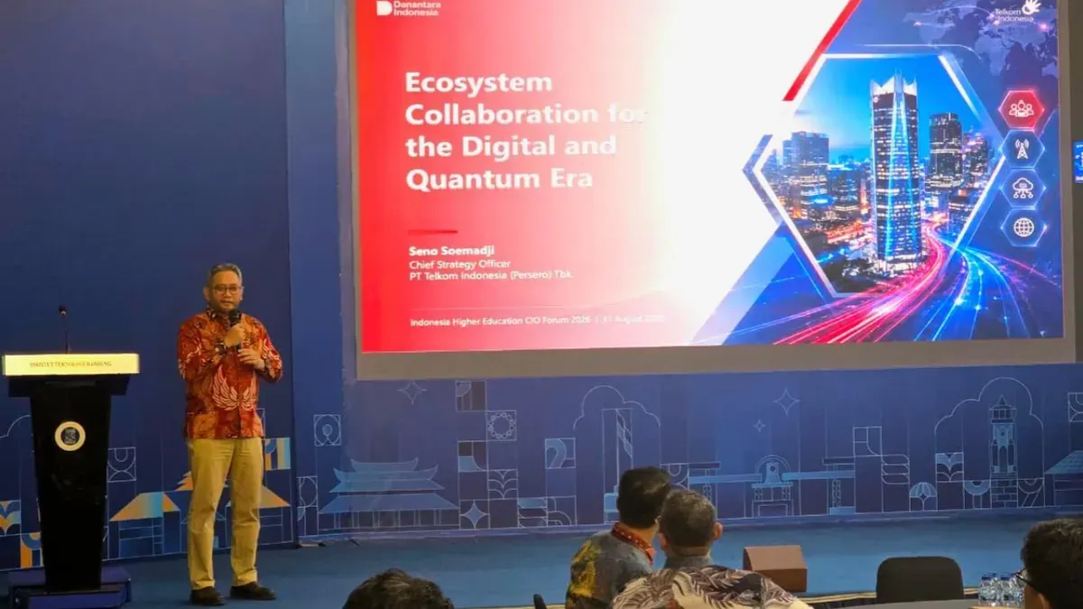 Direktur Strategic Business Development & Portfolio Telkom Seno Soemadji menyampaikan paparan dalam Indonesia Higher Education CIO Forum 2026 di Institut Teknologi Bandung. (Sumber: Istimewa)